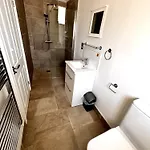 Bellas Retreat - Part Of The The Bay Village With Pool, Gym And Direct Access, Pub, Restaurant, Tennis And Meadows Walks *
