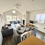 בית נופש Bellas Retreat - Part Of The The Bay Village With Pool, Gym And Direct Access, Pub, Restaurant, Tennis And Meadows Walks