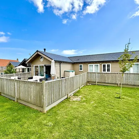 Bellas Retreat - Part Of The The Bay Village With Pool, Gym And Direct Access, Pub, Restaurant, Tennis And Meadows Walks * Filey