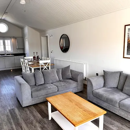 Dom wakacyjny Bellas Retreat - Part Of The The Bay Filey Village With Pool, Gym And Direct Access, Pub, Restaurant, Tennis And Meadows Walks Reighton