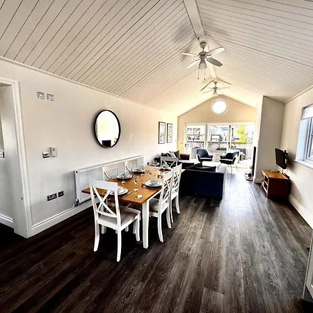 Dom wakacyjny Bellas Retreat - Part Of The The Bay Filey Village With Pool, Gym And Direct Access, Pub, Restaurant, Tennis And Meadows Walks