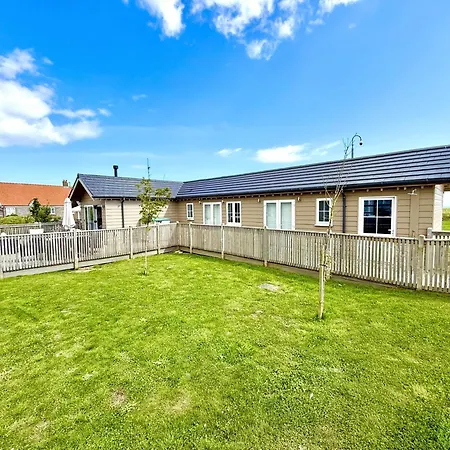 Bellas Retreat - Part Of The The Bay Filey Village With Pool, Gym And Direct Access, Pub, Restaurant, Tennis And Meadows Walks