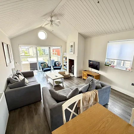 Dom wakacyjny Bellas Retreat - Part Of The The Bay Filey Village With Pool, Gym And Direct Access, Pub, Restaurant, Tennis And Meadows Walks