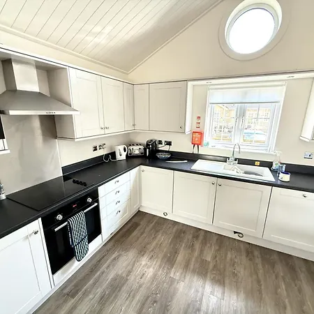 Bellas Retreat - Part Of The The Bay Filey Village With Pool, Gym And Direct Access, Pub, Restaurant, Tennis And Meadows Walks * Reighton