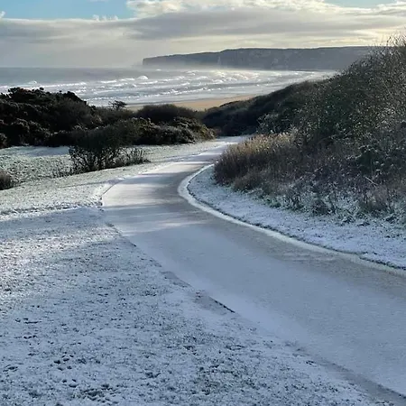 Dom wakacyjny Bellas Retreat - Part Of The The Bay Filey Village With Pool, Gym And Direct Access, Pub, Restaurant, Tennis And Meadows Walks Reighton