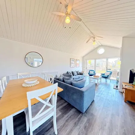 Ferienhaus Bellas Retreat - Part Of The The Bay Village With Pool, Gym And Direct Access, Pub, Restaurant, Tennis And Meadows Walks *