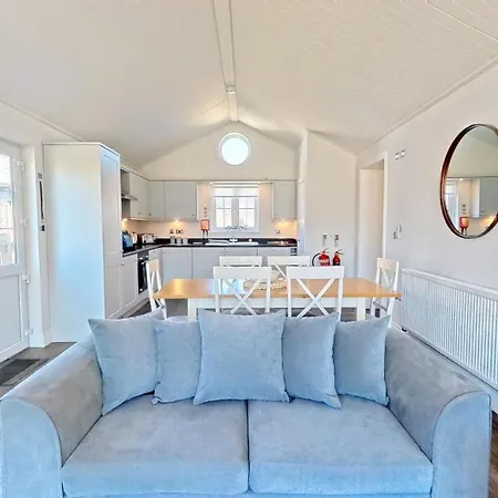 Bellas Retreat - Part Of The The Bay Village With Pool, Gym And Direct Access, Pub, Restaurant, Tennis And Meadows Walks *