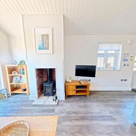 Bellas Retreat - Part Of The The Bay Village With Pool, Gym And Direct Access, Pub, Restaurant, Tennis And Meadows Walks Ferienhaus *