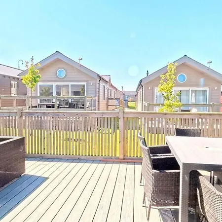 Bellas Retreat - Part Of The The Bay Village With Pool, Gym And Direct Access, Pub, Restaurant, Tennis And Meadows Walks
