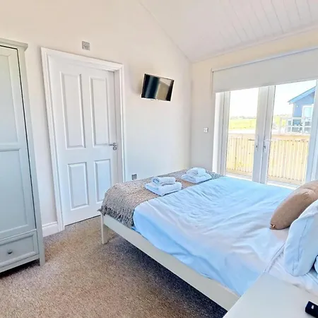 Ferienhaus Bellas Retreat - Part Of The The Bay Village With Pool, Gym And Direct Access, Pub, Restaurant, Tennis And Meadows Walks *