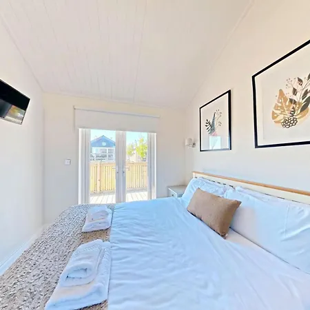 Ferienhaus Bellas Retreat - Part Of The The Bay Village With Pool, Gym And Direct Access, Pub, Restaurant, Tennis And Meadows Walks