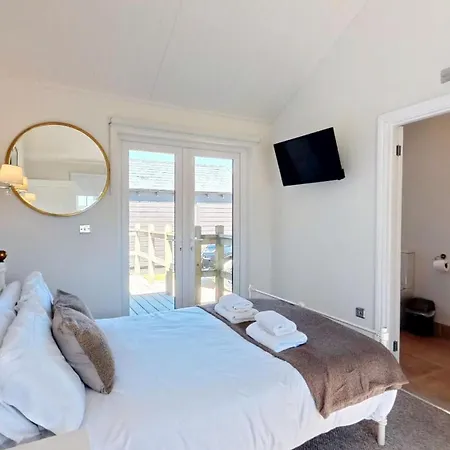 Ferienhaus Bellas Retreat - Part Of The The Bay Village With Pool, Gym And Direct Access, Pub, Restaurant, Tennis And Meadows Walks
