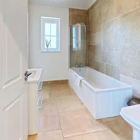 Bellas Retreat - Part Of The The Bay Village With Pool, Gym And Direct Access, Pub, Restaurant, Tennis And Meadows Walks Feriehus